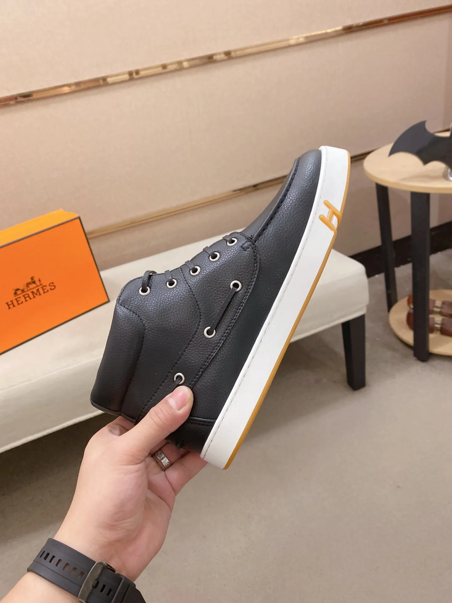 Ex-factory price: 480💰《HERMES》【Classic Original Version】Hermès; Top 🔝 Purchasing Agency 🔍🔍Men's latest high-tops 🇺🇸 available simultaneously at counters, imported from Italy original ▲▲cowhide ▲▲ (high-end, extravagance, class) times) Exquisite workmanship (Italian 🇮🇹Imported water-dyed 🐂cowhide lining) sole: Original sole provided by the original factory, ⚠️exclusive double-layer activity·TPR·rubber·combined molded outsole; super comfortable·wear-resistant·non-slip·environmental protection The real thing is more beautiful if you take the real thing (high quality, follow the order). You can enter and exit the counter at will * Number of yards: 38-44 (45 can be customized and cannot be returned or exchanged)